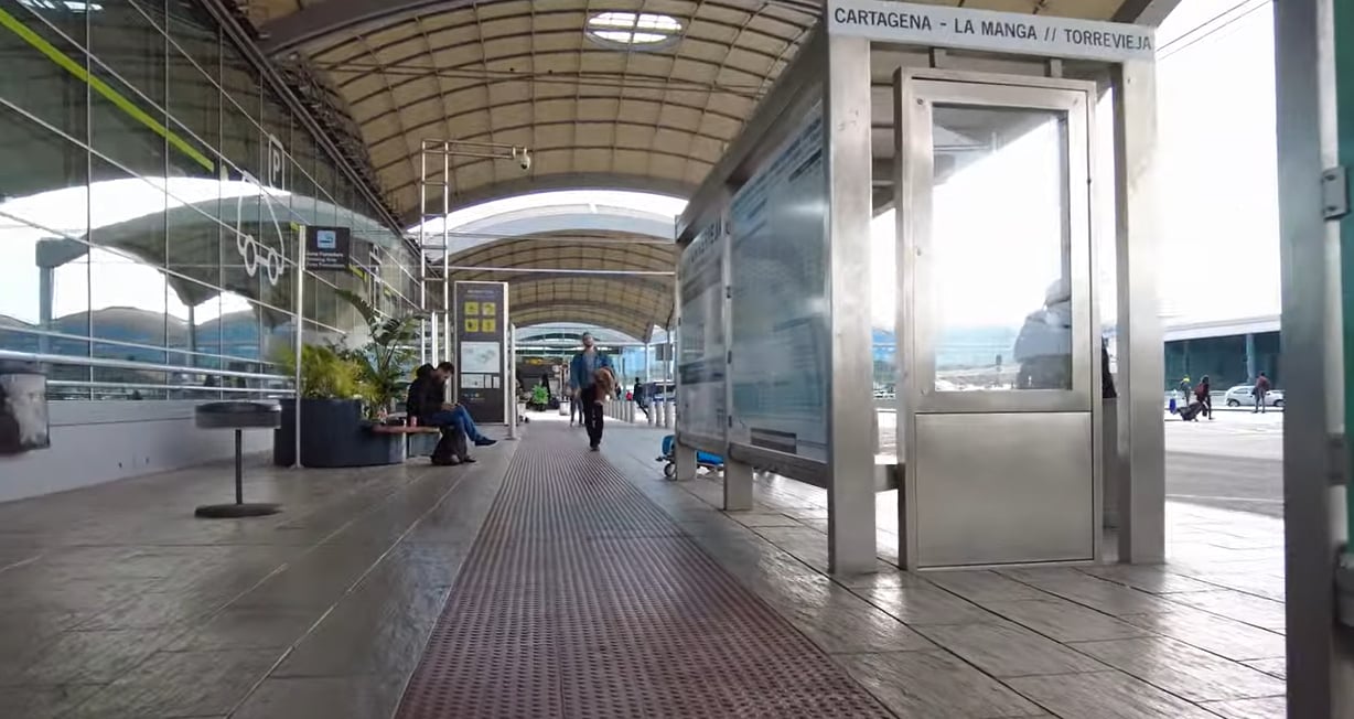 Buszmegálló Alicante repülőtérnél