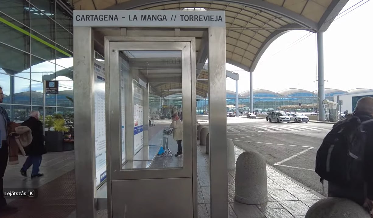 Buszmegálló Alicante repülőtérnél
